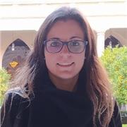 Maestra de primaria imparte clases de refuerzo y apoyo de todas las áreas